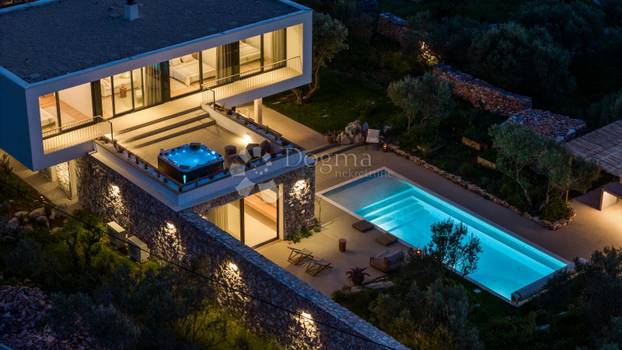 FOTO Nikad viđeno! Prodaje se vila na Šolti. Stoljetna maslina vam raste kraj kauča. Evo cijene