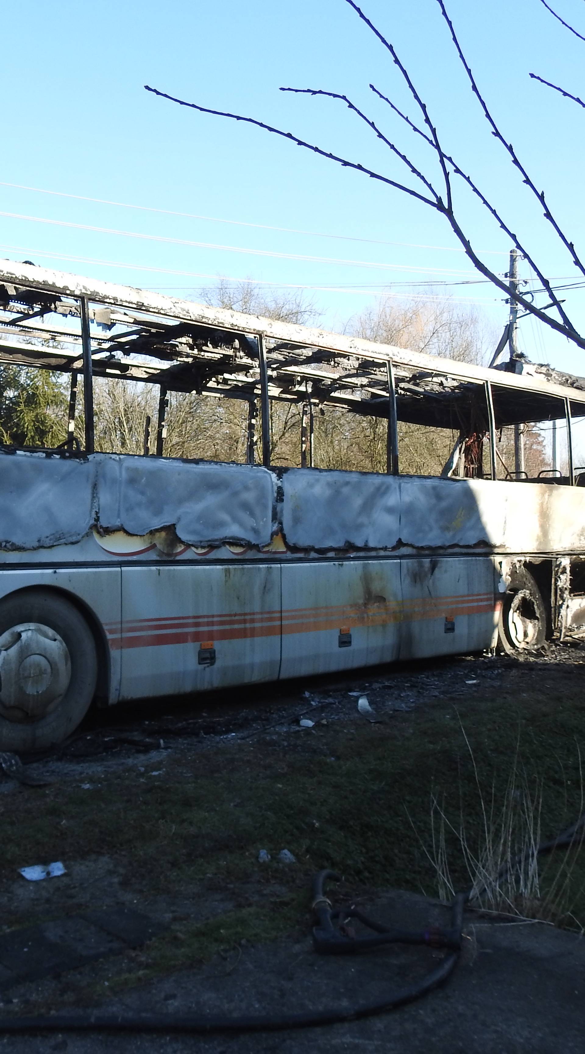 Video: 'Brzo, svi van!' Izgorio školski autobus kod Garešnice