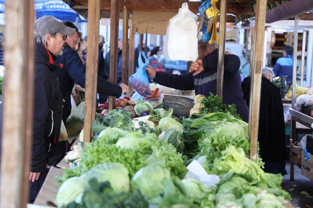 Šibenik: Ponuda vo?a i povr?a na tržnici