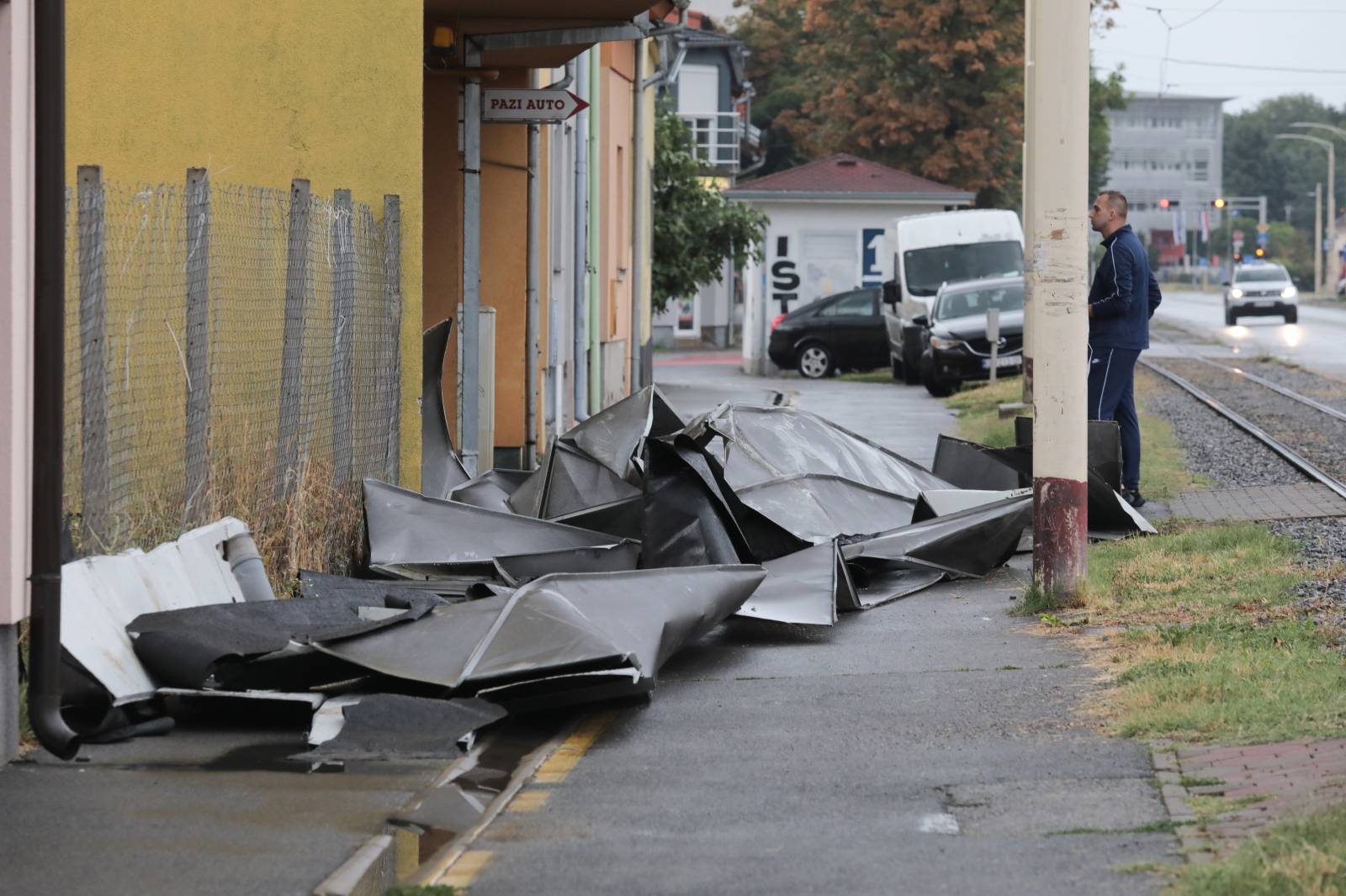 Osijek: Jako nevrijeme otkinulo limeni krov sa zgrade