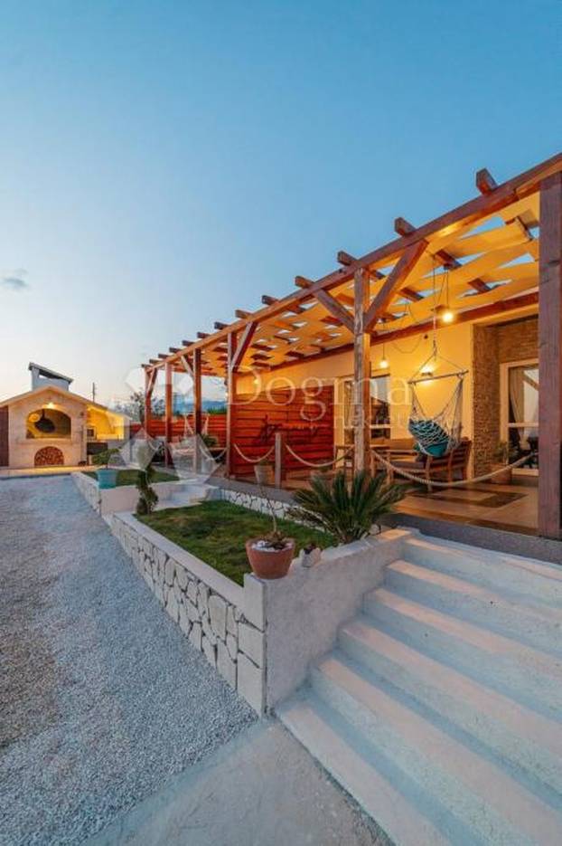 FOTO Prodaje se egzotična vila u blizini Paklenice: Pogledajte kako tek izgleda iznutra