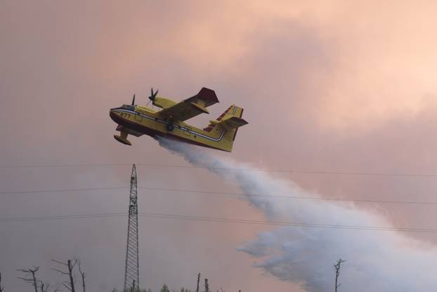 Tučepi: Kanader stigao u pomoć vatrogascima koji se bore s požarom