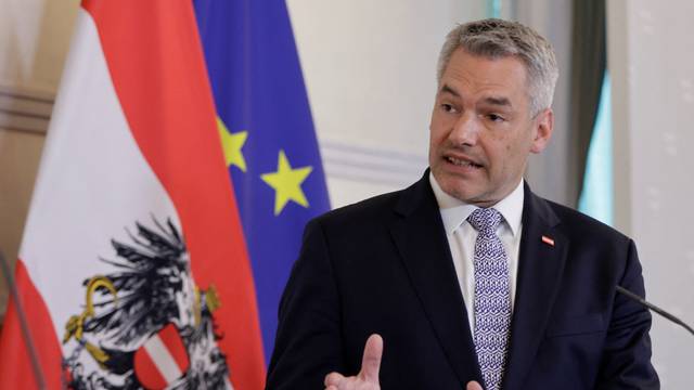 Austrian Chancellor Nehammer and his Slovak counterpart Heger address the media in Vienna