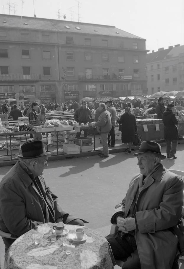 Zagreb: Ponuda voća i povrća na tržnici Dolac