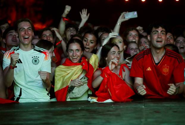 Španjolski navijači nakopn pobjede slavili na ulicama Splita 