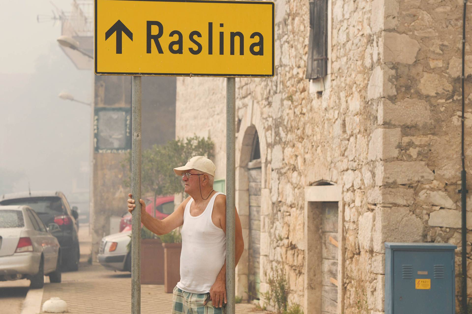 Veliki požar došao do središta Zatona, stanovnici u panici i bijegu