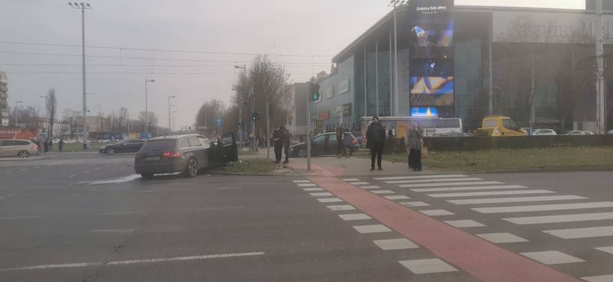 FOTO Kaos kod Avenue Malla: Sudarila se dva automobila, dvoje ljudi prevezeno u bolnicu