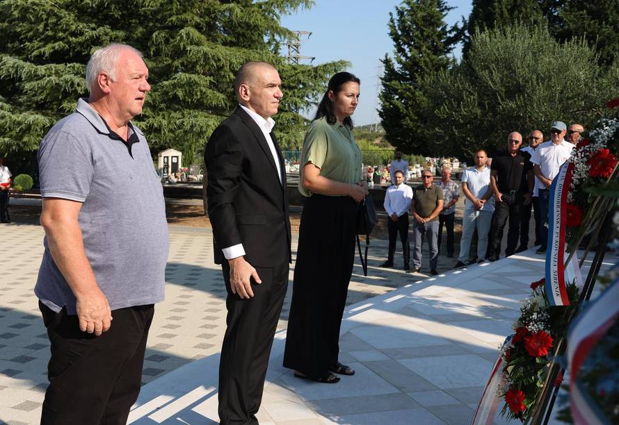 Šibenik: Položeni vijenci i zapaljene svije?e povodom obljetnice Oluje