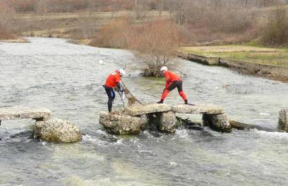 Pao vodostaj rijeke Cetine i našli su tijelo muškarca