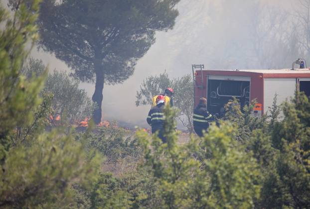 Veliki požar u zaleđu Skradina, gase ga četiri kanadera