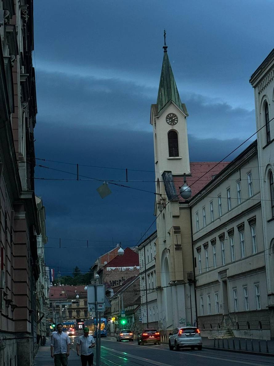 FOTO Crni oblaci zamračili nebo nad Zagrebom: 'Snažan vjetar mi je sve razbacao na balkonu'