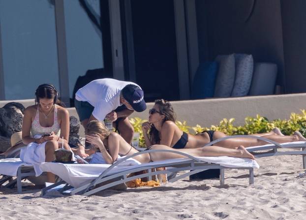 *PREMIUM-EXCLUSIVE* Jessica Alba enjoys a stylish beach day in Puerto Vallarta
**WEB EMBARGO UNTIL SATURDAY NOVEMBER 30, 2024 UNTIL 2:00 PM ET**