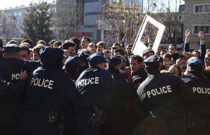 Sukob u Prištini: Ozlijeđeno je 30 policajaca, studenti uhićeni