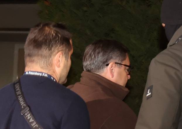 Dolazak Andrije Mikulića i inspektora USKOK-a u kuću gdje se provode istražne radnje 