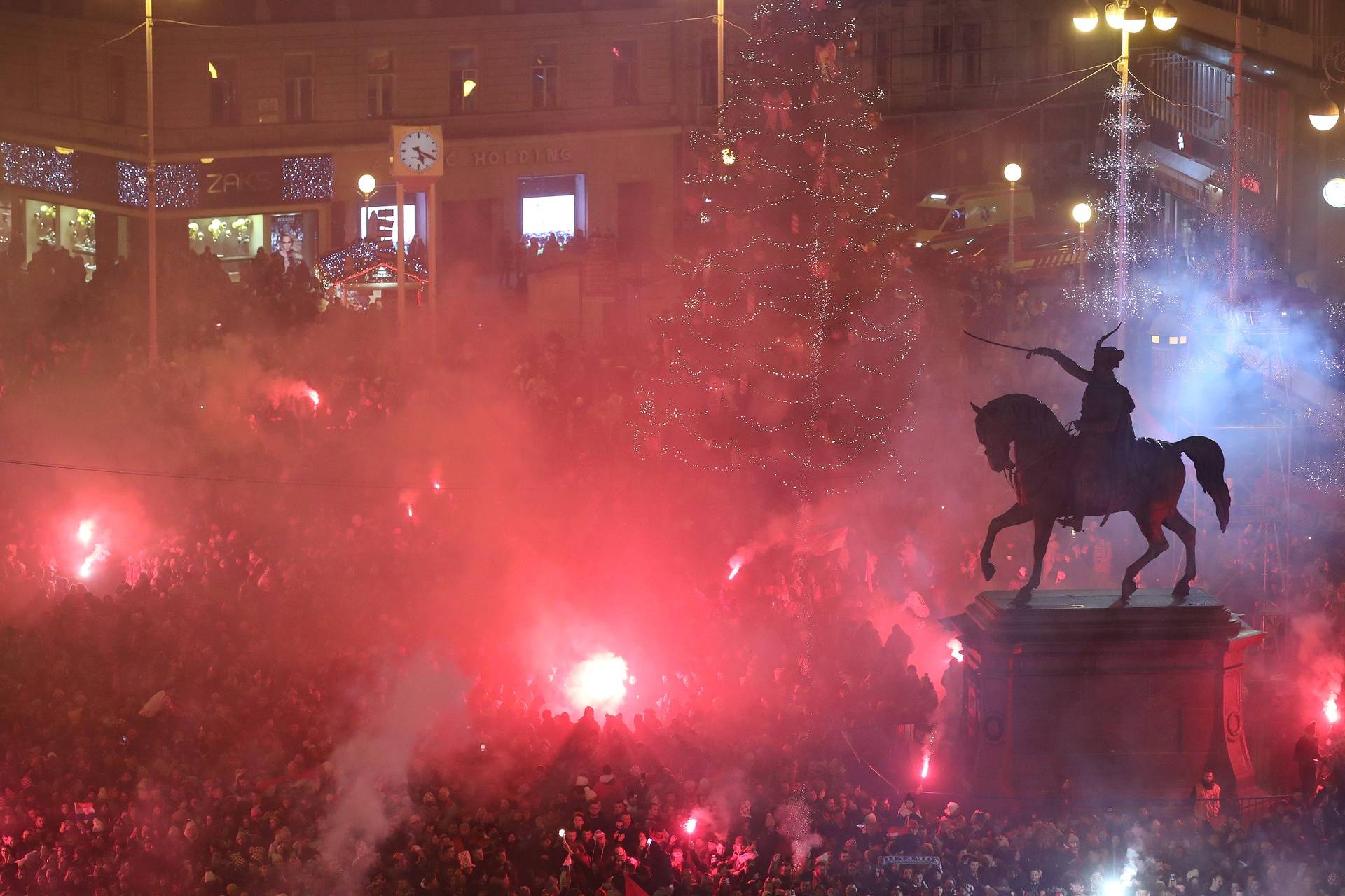 Zagreb: Pogled na glavni Trg prepun navijača koji su spremni za doček Vatrenih