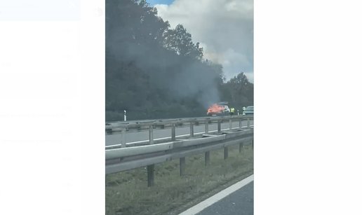 VIDEO Buktinja! Gori auto na autocesti: 'Zaustavio se i vozač kamiona. Priskočio je pomoć'