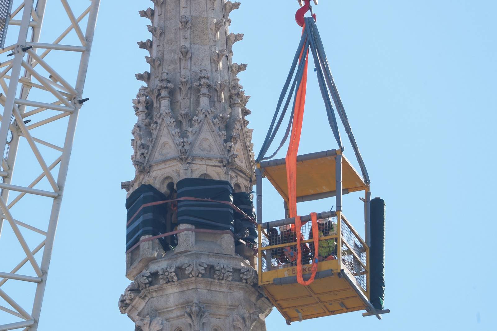 Zagreb: Počelo zamatanje gornjeg dijela sjevernog tornja katedrale