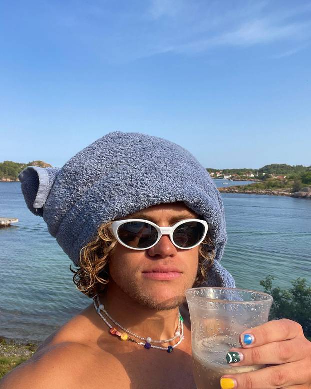 FOTO 'Alpski modni mačak' voli nositi bunde, suknje i lakirati nokte. Sad dominira skijanjem