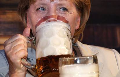Merkel je objavila kako je euro spašen pa je nazdravila pivom
