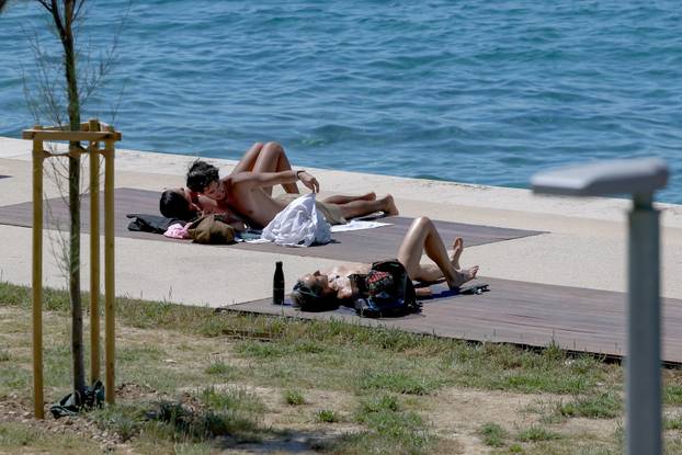 Zadar: Sve je više kupača na zadarskim plažama