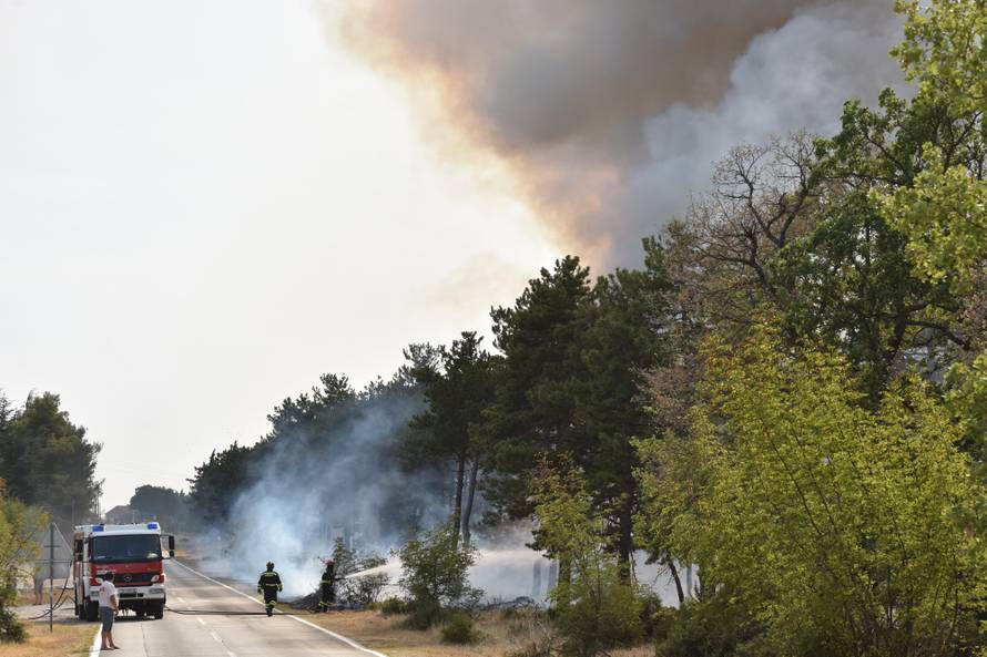 Zapalio travu uz prugu: Nisu mogli ugasiti vatru pa pobjegli