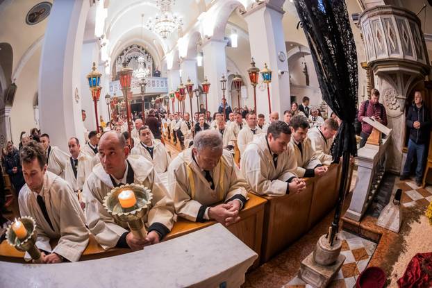 Jelsa: Ispraćaj jelšanskog križa i početak procesije "Za križen"
