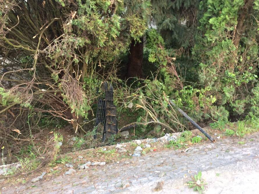 Probili betonsku ogradu, motor izletio iz auta: Trojica u bolnici