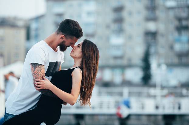 couple kissing against the backdrop of the city