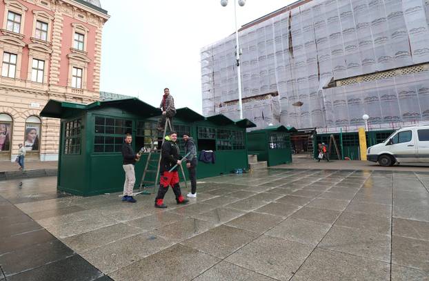 Zagreb: Postavljanje adventskih kućica na Trgu bana Josipa Jelačića