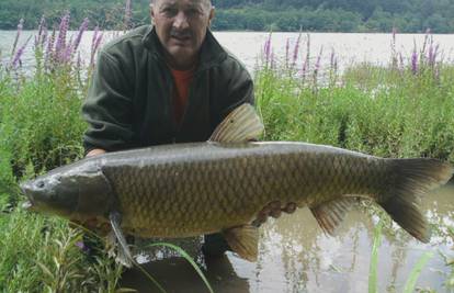 Ulovio amura od jednog metra pa ga je pustio nazad u jezero