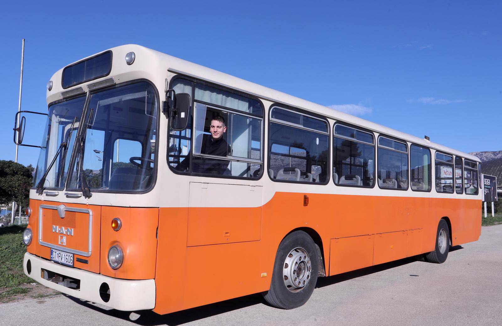 Split: Josip Matulić kupio je oldtimer autobus
