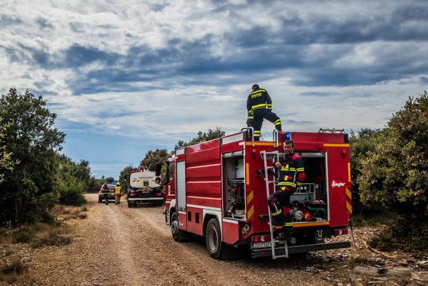 Nerežišća: Tijekom poslijepodneva ponovno se razbuktao požar