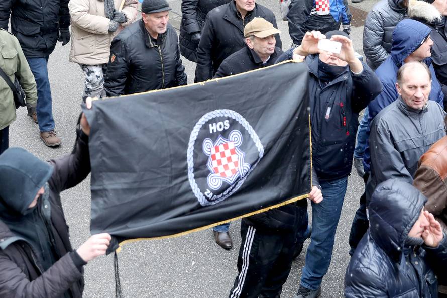 Prosvjednici došli do Kamenitih vrata, dalje ne mogu: 'Izdaja!'