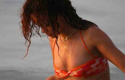 Baš je htio 'pobjeći': Rihanna stalno natezala premali bikini
