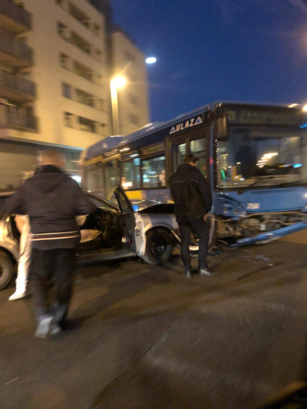 Sudar ZET-ova autobusa i auta na Črnomercu, troje ozlijeđeno