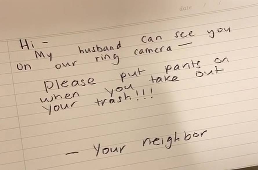 'Moj muž te vidi na kameri kako bacaš smeće u gaćicama. Odjeni hlače, hvala. Tvoja susjeda...'