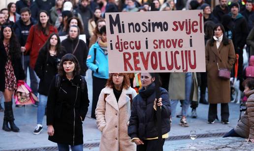 FOTO Pogledajte kako je pro&scaron;ao No&cacute;ni mar&scaron; u Puli: Ovo su poruke i transparenti sa skupa