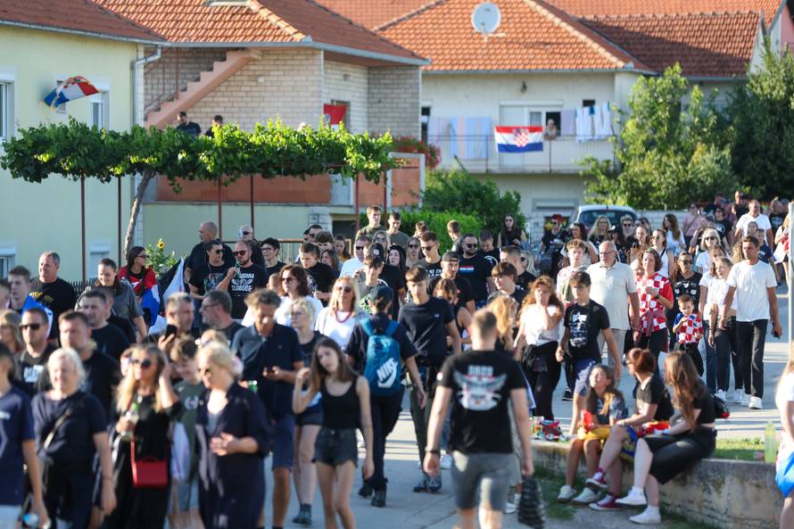 Sinj: Posjetitelji dolaze na hipodrom uoči početka Thompsonovog koncerta