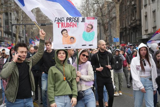 Beograd: Ljudi dolaze preko Slavije prema Skupštini Srbije gdje će se održati veliki studentski prosvjed "15 za 15"