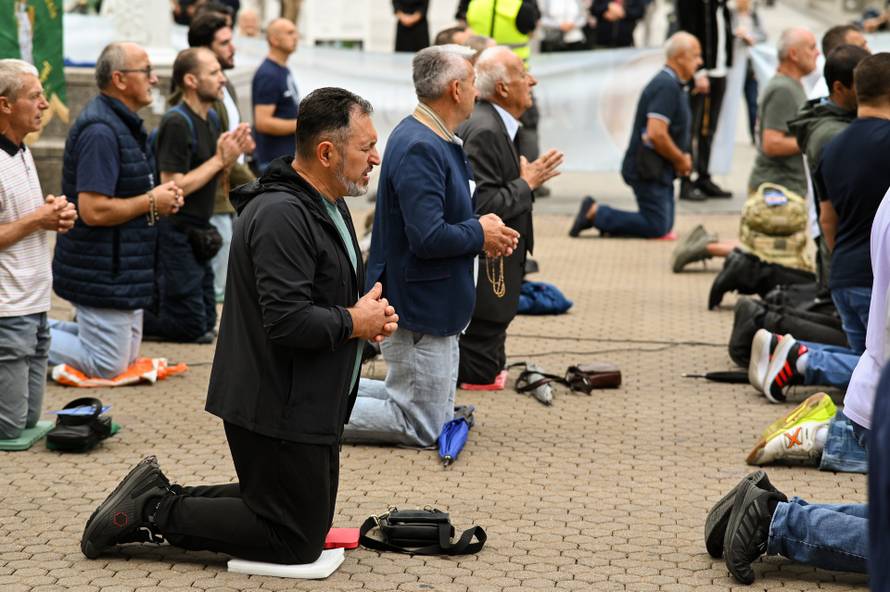 Zagreb: Muška molitva krunice na Trgu bana Josipa Jelačića