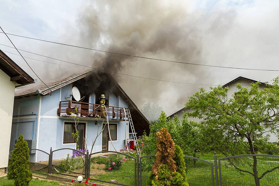 Drama u Virovitici: Dvoje male djece izvukli iz kuće u plamenu