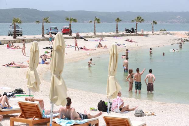 Split: Turisti potražili osvježenje od vru?ine na plaži Kašuni 