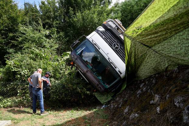 Jastrebarsko: Kamion probio ogradu kuće za odmor
