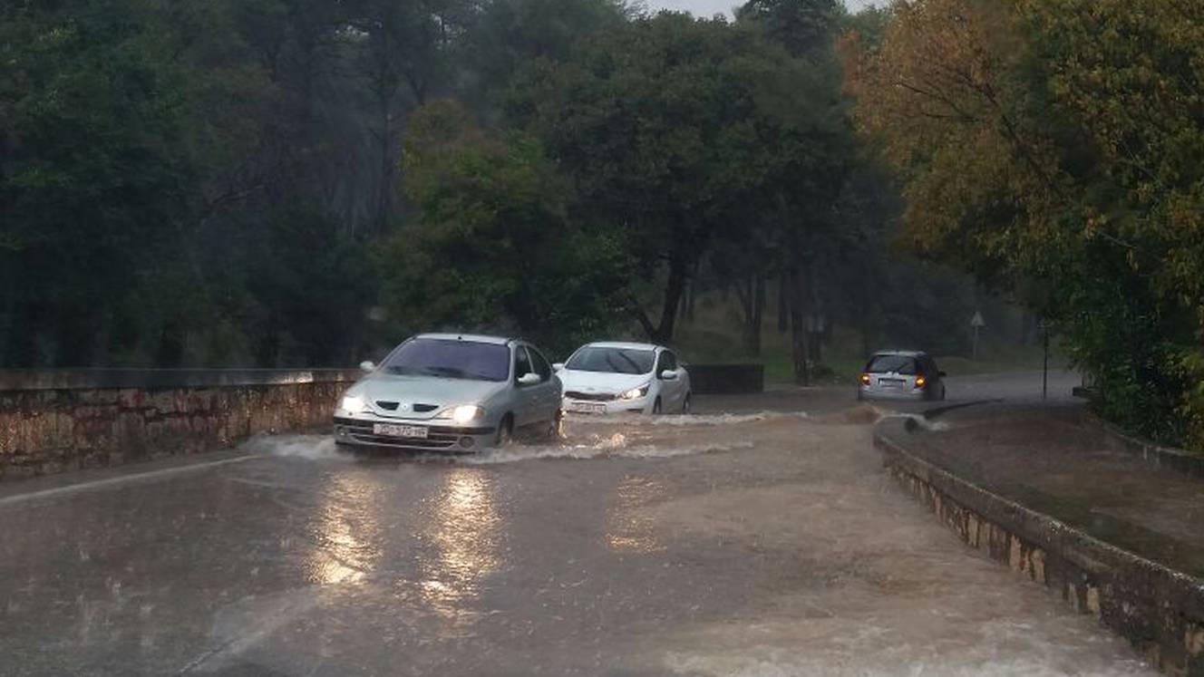 Stiglo nevrijeme: Ulice postale jezera, 'slapovi' u Crikvenici...