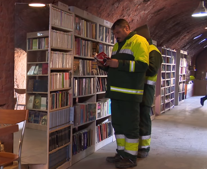Skupljali knjige sa smetlišta pa su napravili vlastitu knjižnicu