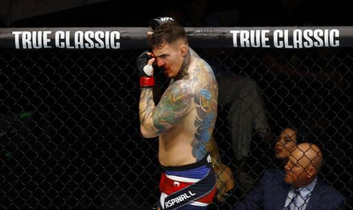 Dramati&ccaron;na izjava komentatora UFC-a! 'Aspinall se mo&zcaron;da nikad ne&cacute;e boriti nakon uboda u oko'