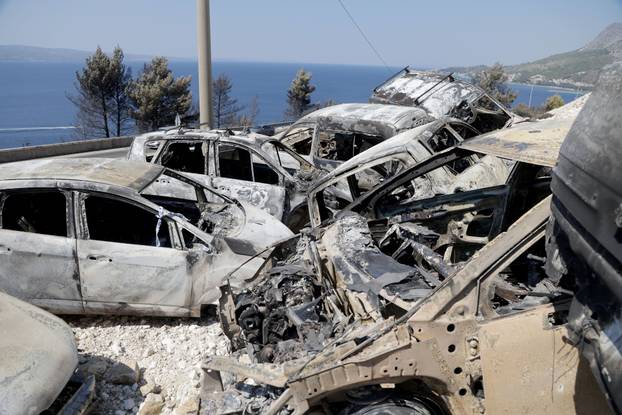 Omiš: Veliki broj izgorenih automobila u požaru