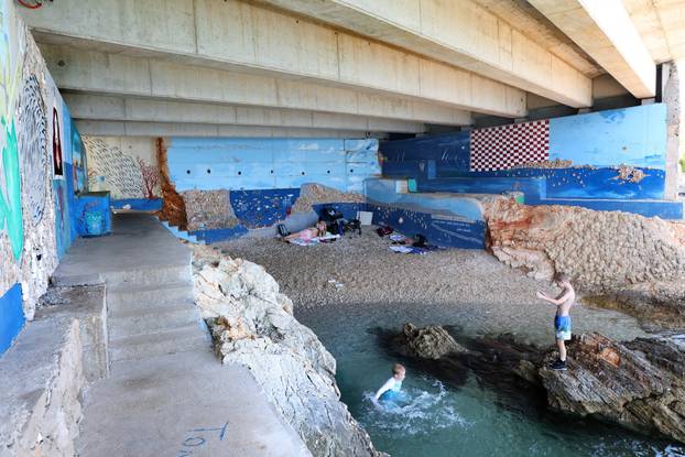 Skrivena plaža u Rogaču na Šolti ujedno je i pravo umjetničko djelo