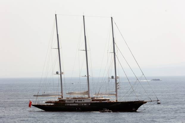 Jahte Jeffa Bezosa, Kora i Abeona, usidrene ispred Čiova