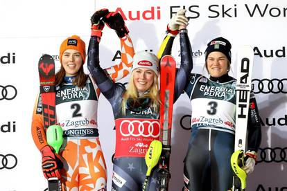 Petra Vlhova, Mikaela Shiffrin i Anna Swenn Larsson na postolju nakon odvožene druge vožnje ženskog slaloma 